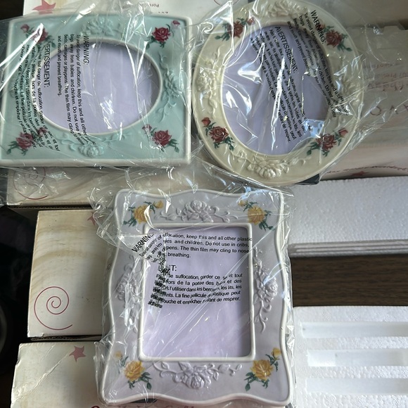 Avon Picture Frame Set - Picture 1 of 2